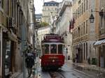 Eine Tram in der Altstadt von Lissabon (Dezember 2016)