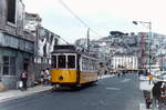 Straßenbahn Lissabon im April 1984: Der 1906 von der J. G. Brill Company in Philadelphia gelieferte  Americano  335 ist auf der Linie 19 (Arco do Cego - Alcantara) unterwegs. Auch diese Linie fiel den Stilllegungen am 18.11.1991 zum Opfer. Die letzten der vierachsigen  Americanos  waren bis etwa 1995 im Einsatz.