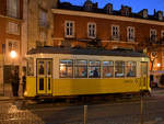 Ein historischer Straßenbahnwagen, genannt Remodelado in der originalen Bemalung ohne Werbung. (Lissabon, Januar 2017)