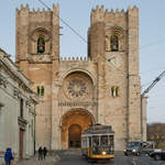 Eine Straßenbahn vor der Catedral Sé Patriarcal, die Kathedrale des Patriarchats von Lissabon. (Januar 2017)