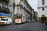 Ein unbekannter Zweiachser der Lissabonner Straßenbahn ist im April 1984 auf der Linie 20 unterwegs.