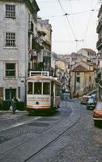 Die Triebwagen 701 bis 735 wurden 1936 bis 1940 speziell für die durch die steilen Straßen der Lissabonner Altstadt führenden Linien 12 und 28 gebaut, hier ist der Tw 712 im April 1984