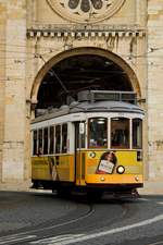 Wagen 558 auf der Line 28 kurz vor der Station Sé vor der Kathedrale von Lissabon am 3.12.2020.