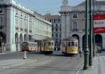 Lisboa / Lissabon CARRIS SL 17 (Tw 546) / SL 26 (Tw 241) Praca do Comércio im Oktober 1982. - Scan eines Farbnegativs. Film: Kodak Safety Film 5035. Kamera: Minolta SRT-101.