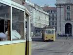 Lisboa / Lissabon CARRIS SL 16 (Tw 306) Praca do Comércio im Oktober 1982. - Scan eines Farbnegativs. Film: Kodak Safety Film 5035. Kamera: Minolta SRT-101.