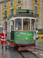 Hier lenkt der Nikolaus noch persönlich, könnte man zumindest meinen. (Straßenbahn Lissabon, Dezember 2016)