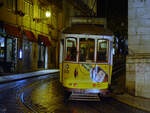 Dieser historische Straßenbahnwagen fuhr Anfang Dezember 2016 durch die Altstadt von Lissabon.