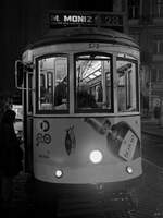 Einsteigen bitte - dieser historische Straßenbahnwagen wartet Anfang Dezember 2016 in Lissabon auf die Fahrgäste.