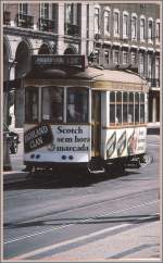 Globalisierung schon 1992 - Portugiesische Strassenbahn in Lissabon mit schottischer Whisky-Werbung. (Archiv 06/92)
