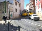 Straenbahnbegegnung in Lissabon...
