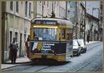 Wagen 489 der Linha 25 weisst ein etwas moderneres Aussehen aus, als die brigen Wagen der Lissabonner Strassenbahn. Die zwei Fahrschulautos halten sich noch strikt an die Verkehrsregeln und berholen nicht. (Archiv 06/92)