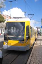LISBOA (Distrikt Lisboa), 19.02.2010, Straßenbahnlinie 15 in Richtung Praça da Figueira in der Haltestelle Cais do Sodré