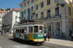 Eine Oldtimerstraenbahn in Lissabon/Portugal zu Sehenswrdigkeiten unterwegs. Am 16.05.2010 fotografiert.