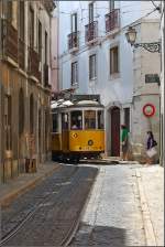 Neues Altes vom alten Ende der Welt (II). An einem Engpass in der Alfama lugt eine Eléctrico um die Ecke. Da warten die Passanten respektvoll. (Sommer 2010)