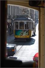 Neues Altes vom alten Ende der Welt (VIII). Die Fahrt der Eléctrico im Gegenverkehr vor der Igreja da Magdalena. (Sommer 2010)