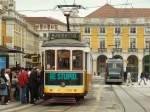 (Inspiriert durch  OLli ) Am  Praca de Comrcio  steht eine  alte  Straenbahn der Linie 18 nach Ajuda, whrend im Hintergrund eine neue Straenbahn steht, welche nur fr die  flachen  Strecken beschafft wurde, da sie auch nicht in der Altstadt durch die engen Kurven kommt.
Lissabon, der 26.5.2010