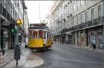 Neues Altes vom alten Ende der Welt (XVII). Enge Kurve in Baixa, so eng, dass über den Gehweg gefahren wird. (Sommer 2010)