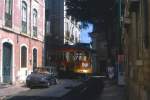 Lissabons bekanntester Engpass: die Gleisverschlingung in der Rua das Escolas Gerais. Tw 730 ist am 13.09.1990 auf der  28  in Richtung Graca unterwegs.