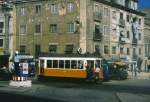 Lisboa-Games 1990: Tramway-Surfen whrend die Staatsgewalt wegschaut -- Lissabon Tw 710 am Martim Moniz / Rua da Palma, 13.09.1990.