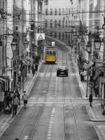 Im Juli 2011 verkehrt die Tram der Linie 28 durch die engen Straen in der Innenstadt von Lissabon.