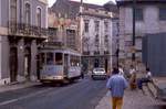 Lissabon Tw 483 in der Rua da Sao Lazaro, 12.09.1990. Linien 25 und 26 wurden noch als Ringlinie gefhrt, die Einstellung folgte wenige Monate spter.