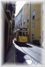 Lissabon,Das Tram zwngt sich durch die engen Gassen der Stadt.