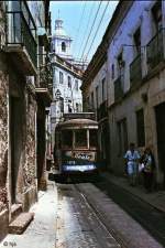 Immer an der Wand lang... Eng geht es zu im Lissaboner Altstadtviertel Alfama (hier: Tw 733 am 16. Juni 1986).