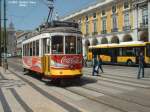 Die gute, alte  Electrico  zwngt sich immer noch durch die Gassen der Altstadt, Stau inbegriffen. Hier erholt sie sich am 07.05.2003 beim Praca do Comercio.