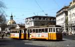 Straßenbahn Lissabon: Ein  Ligeiro  mit Beiwagen überquert im April 1984 den Praca Duque da Terceira.