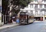 Straßenbahn Lissabon: Der vierachsige Standardwagen 910 im April 1984 an der Haltestelle P.