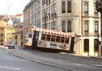 Straßenbahn Lissabon: Standardwagen 724 ist im April 1984 auf der im Januar 1991 stillgelegten Ringlinie 25/26 (Estrela - M. Moniz - G. Freire - Estrela) unterwegs. Grund für die Streckenstillegung war neben dem schlechten Gleiszustand die Behinderung durch den Individualverkehr. Die Gleise im Vordergrund gehören zu einer bereits damals stillgelegten Linie.