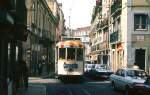 Durch die enge Rua dos dos Negros windet sich der Standardtriebwagen 724 im April 1984. Die Delle an der Front zeigt, dass es dabei ab und zu auch zu  Berührungen  kommt.
