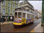 Verlassen und ohne Fahrgäste stand diese Tram der Linie 28 am 19.3.2018 am Rande des Rossio Platzes in Lissabon.
