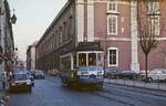 Als Ergänzung zu Dennis Fiedlers aktueller Aufnahme des Tw 561 in Lissabon ein Bild vom April 1984: Derselbe Triebwagen fährt damals durch die Rua do Arsenal als Linie 18 nach  Ajuda