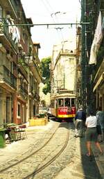 Lissabon Elétricos__Diese Eindrücke sind unvergesslich: Straßenbahnen in den engsten Gassen Lissabons !__06-1999