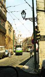 Lissabon Elétricos__Typische Straßenszene in der Altstadt. Irgendwie finden alle Verkehrsteilnehmer ihren Weg__06-1999