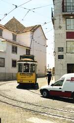 Lissabon Elétricos__Tw 566 auf Linie 12 Richtung Carreira.__06-1999