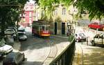 Lissabon Elétricos__Tw 551 auf Linie 28 nach M.Moniz.__06-1999