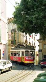 Lissabon Elétricos__So schaut die im Bild zuvor gezeigte Situation tatsächlich aus : in der Gleisverschlingung durch die Kurve bergauf ! Tw 551 nach Carreira.__06-1999