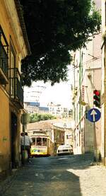 Lissabon Elétricos__Wo ist das Gleis ? Die Oberleitung weist den Weg...__06-1999