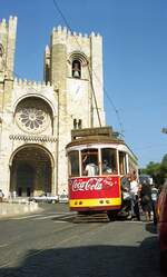 Lissabon Elétricos__Tw 558 auf Linie 28 vor der Sé de Lisboa, Lissabons ältester Kirche.__06-1999