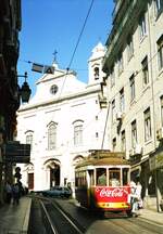 Lissabon Elétricos__Tw 557 auf Linie 28 vor der Kirche 'Santa Maria Madalena'.