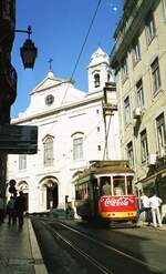 Lissabon Elétricos__Tw 557 auf Linie 28 vor der Kirche 'Santa Maria Madalena'.