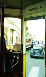 Lissabon Elétricos__Blick aus der Tram im Stau.__06-1999