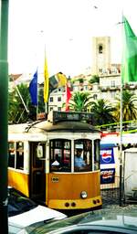 Lissabon Elétricos__Nicht immer hat die Straßenbahn freie Fahrt wie vor der Kathedrale.