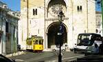 Lissabon Elétricos__Tw 579 auf Linie 28, vor der Kathedrale Sé de Lisboa.__06-1999