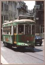 Auf der zum Teil sehr steilen Linie 28 mht sich der zweiachsige Strassenbahnwagen 709 ab.
