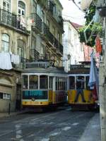 (Inspiriert durch  OLli ) Treffen auf der Linie 28.Die Werbung der auf den Betrachter zufahrenden Straenbahn sagt es: Sei dumm! (oder derbere bersetzungen) Was man so sieht, wie v.A.