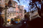 Lissabon Tw 707 auf der Linie 28 durch die Alfama, Rua das Escolas Gerais, 12.09.1990.