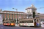 Auf der Praa do Comrcio stehen einander die Wagen 342 und 324 gegenber (17.